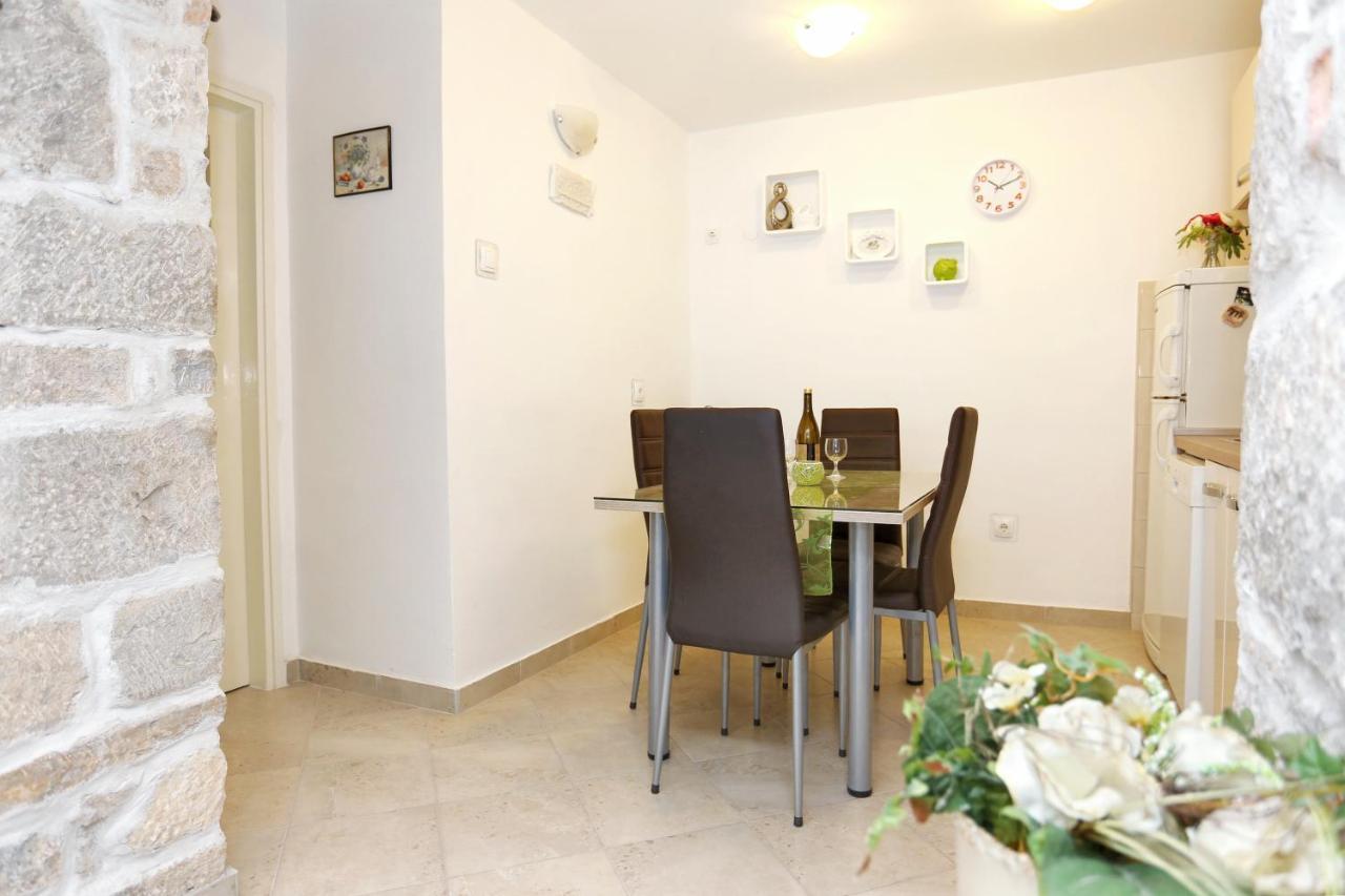 Apartments By The Sea Kastel Kambelovac, Kastela - 8679 Zewnętrze zdjęcie