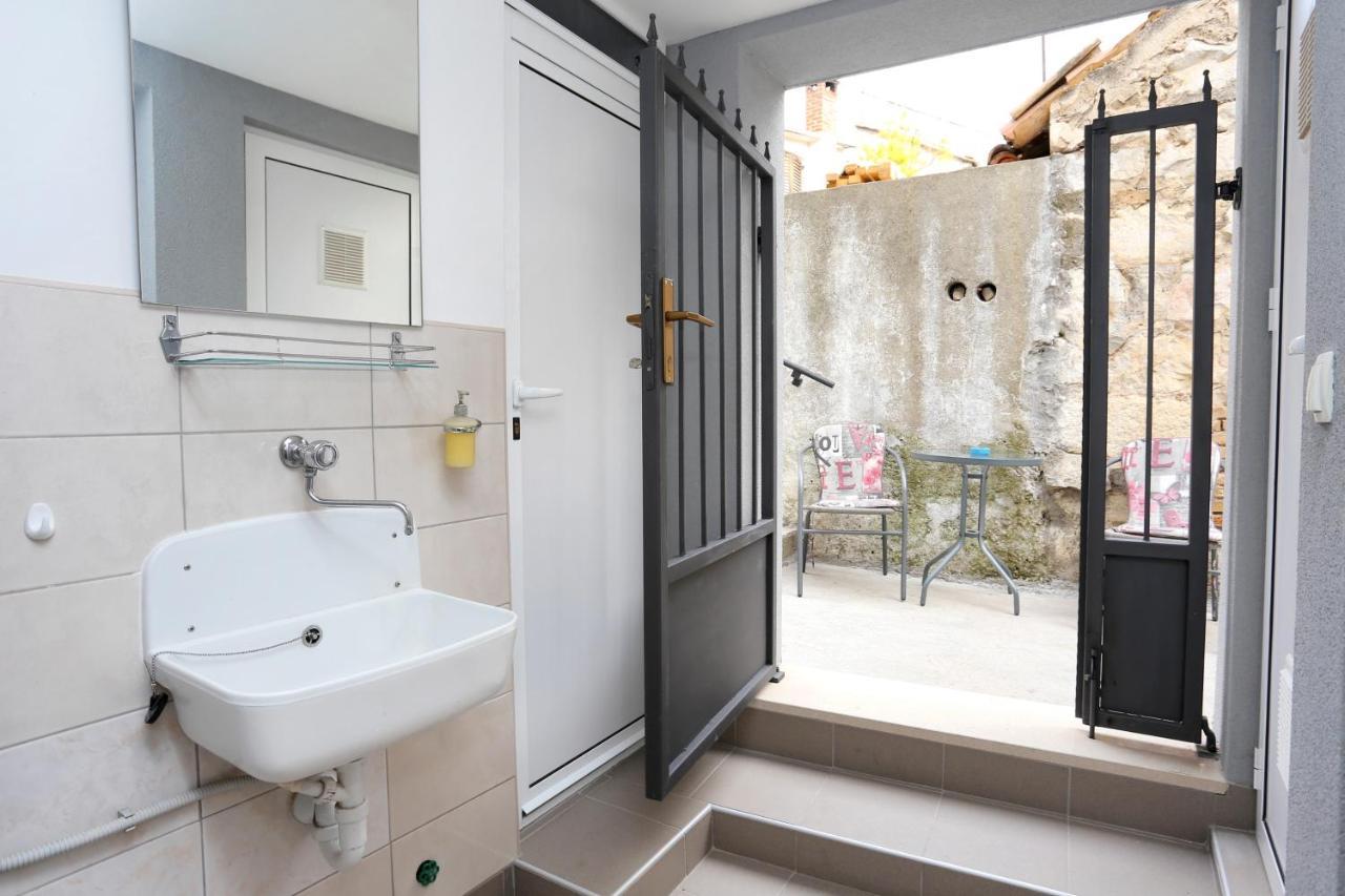Apartments By The Sea Kastel Kambelovac, Kastela - 8679 Zewnętrze zdjęcie